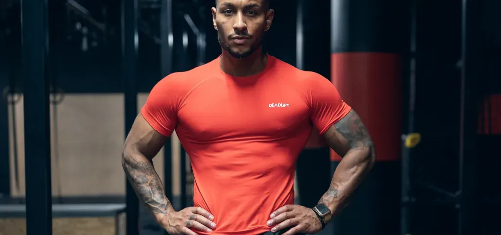 Sportowy rashguard latem